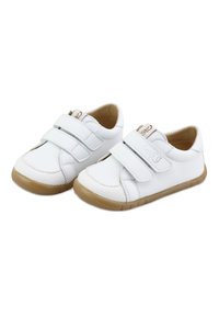 Zapatos de cuero blanco con un acabado texturizado, que cuentan con dos correas de velcro ajustables y una suela de goma. Diseño de punta redonda.