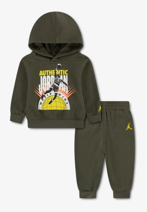 Ensemble pour enfants composé d'un sweat à capuche et d'un pantalon vert foncé avec un graphisme d'un joueur de basket en train de dunker et le texte jaune "Authentic Jordan Worldwide".