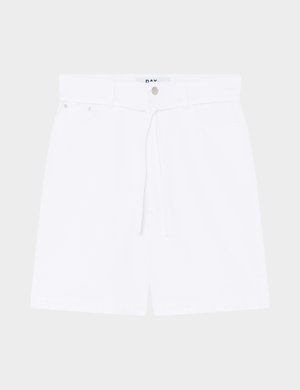 Weiße Shorts mit hoher Taille, vorne Knopf- und Kordelverschluss, mit Gürtelschlaufen und Seitentaschen auf einfarbigem Hintergrund.