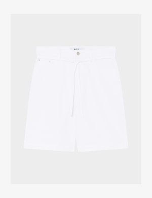 Weiße Shorts mit hoher Taille, vorne Knopf- und Kordelverschluss, mit Gürtelschlaufen und Seitentaschen auf einfarbigem Hintergrund.