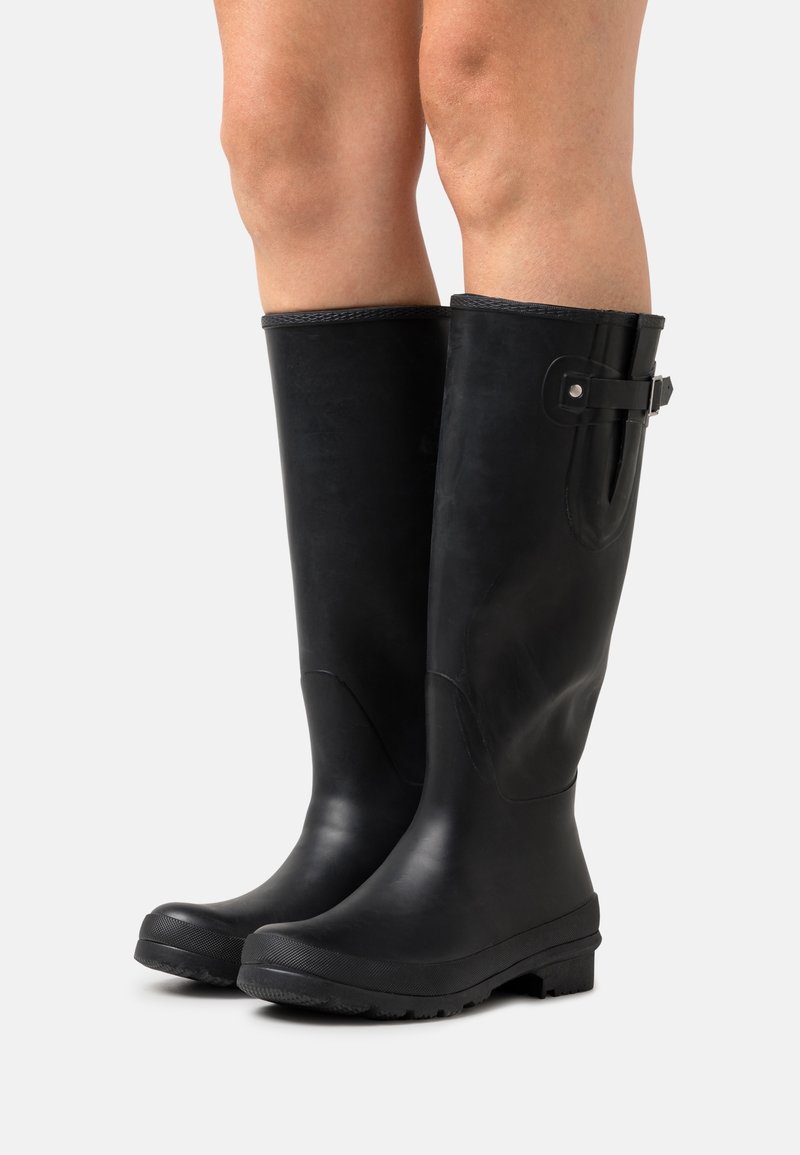 Bottes de pluie en caoutchouc noires avec une finition lisse, design jusqu'au genou, semelle texturée pour l'adhérence, et une sangle latérale pour un ajustement.