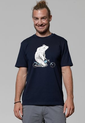Marineblauwe katoenen T-shirt met een gedetailleerde afbeelding van een beer die op een fiets rijdt, met korte mouwen en een ronde halslijn.