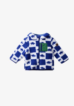 Kinder blaue und weiße Fleecejacke mit Schachbrettmuster, Tiersilhouetten, grünem Reißverschlusstasche auf der Brust und Stern-Aufnäher am Ärmel.