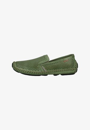 Mocasín masculino verde sin cordones con parte superior perforada, costuras beige en contraste y suela negra flexible.