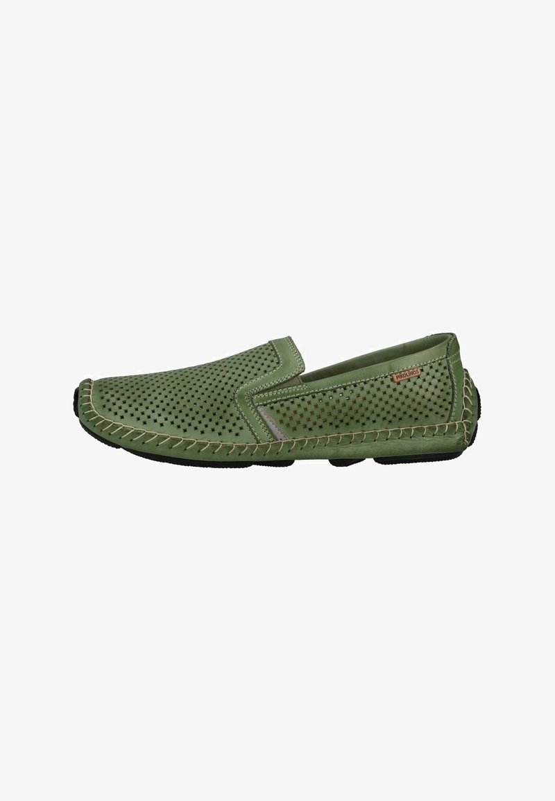 Grøn slip-on herreloafer med perforeret overdel, kontrasterende beige syninger og fleksibel sort sål.