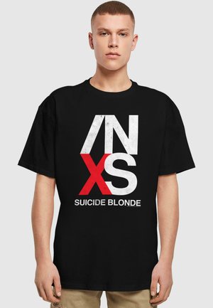 Sort bomulds t-shirt med fede hvide og røde grafiske bogstaver "INXS" samt teksten "SUICIDE BLONDE" i et moderne skrifttype. Korte ærmer.