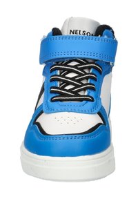 Blauw en witte sport schoen met een ronde neus, zwarte veters en klittenbandsluiting. Glad leren bovenwerk met geperforeerd neusstuk.