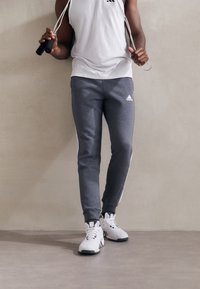 adidas Sportswear - ESSENTIALS TAPERED CUFF 3 STRIPES PANTS - Jogginghose - dark grey heather Thumbnail-Bild 1