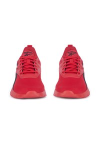 Scarpe da atletica rosse realizzate in materiale mesh e sintetico, presentano una punta tonda, allacciatura frontale e una suola in gomma testurizzata. Dettagli neri sui lati.