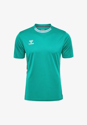 Turkis atletisk skjorte lavet af glat stof. Har en rund krave med sort og hvid accent samt Hummel-logoet på brystet.