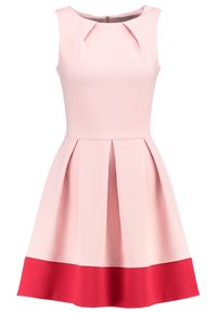 Robe sans manches de couleur rose pâle avec une jupe plissée, présentant un ourlet rouge uni. Confectionnée en tissu doux avec une fermeture à glissière au dos.