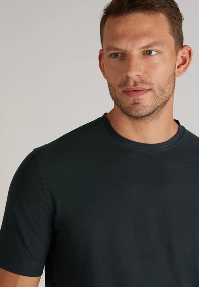 T-shirt noir à manches courtes en tissu lisse et léger, avec un col rond et une coupe ajustée. Pas de motifs ni d'accents visibles.