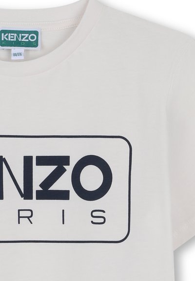 T-shirt in cotone bianco con un grande rettangolo nero riportante "KENZO" e "PARIS" in grassetto, colletto rotondo e maniche corte.