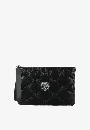 Černé psaníčko s lesklým, texturovaným povrchem, zdobené vlnitým vzorem a středovým logem ozdobeným kamínky. Součástí je popruh.