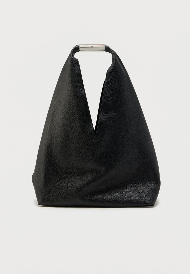 Črna usnjena torbica z edinstvenim v-obliki odprtine, gladko teksturo in elegantnim kovinskim ročajem. Ima zložen dizajn in ni vidnih šivov.