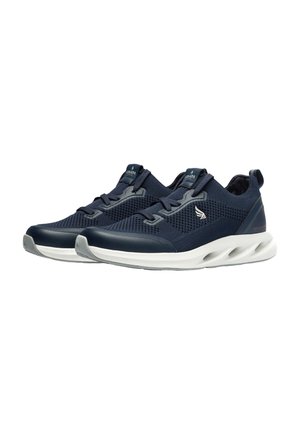 Paar marineblaue Sportschuhe mit weißen Sohlen, Mesh-Obermaterial und Markenlogos an der Seite und auf der Zunge, nach rechts geneigt.