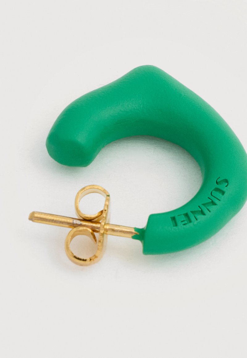 Green curved stud earring with gold post and butterfly back, engraved with the word "SUNNEI" on the outer side.