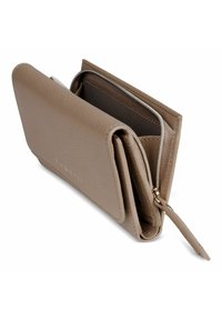 Cartera de cuero topo con compartimento con cremallera para monedas y múltiples ranuras para tarjetas, mostrada parcialmente abierta sobre un fondo blanco.