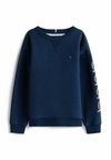 - Bluza