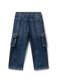 Pantalones cargo de mezclilla con un lavado azul oscuro, cintura elástica y dos bolsillos laterales con solapas. Diseño de pierna recta con desgaste moderado.