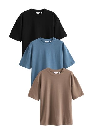Drei schlichte T-Shirts mit Rundhalsausschnitt in Schwarz, Blau und Braun, vertikal auf weißem Hintergrund angeordnet.