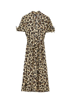 Abito midi con stampa leopardata, maniche corte, chiusura a bottoni sul davanti e cintura annodata in vita, su sfondo beige.