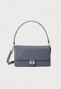 Mala de mão retangular em couro cinzento com fecho de aba, fecho dourado e alça de ombro destacável sobre fundo branco.