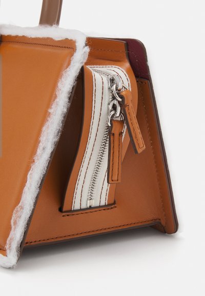 Prepadena kožna torbica v tan barvi s podrobnostmi v belem progu na zadrgi. Ima mehak bel obrobljen in strukturirano obliko. Prisotni so srebrni dodatki.