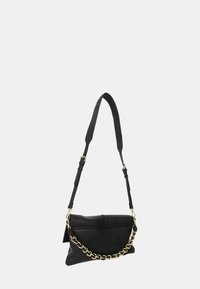 Borsa nera in pelle con finitura morbida e strutturata. Dotata di tracolla a catena in tono oro e di una tracolla in tessuto staccabile.