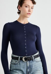Atlasīts, black