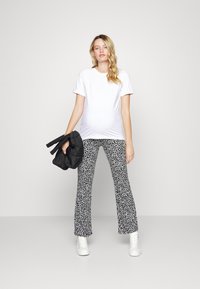 MAMALICIOUS MLEVA - Camiseta básica - optical snow
