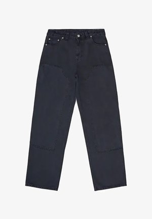 Dunkelblaue gerade geschnittene Jeans mit hoher Taille, großen Fronttaschen und sichtbaren Steppnähten. Keine Verzierungen oder Muster.