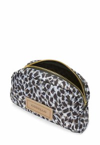 Cosmetica tas in een luipaardprint met zwarte en blauwe accenten, voorzien van een gouden rits en een beige merklabel.