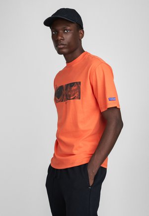 - T-shirt z nadrukiem