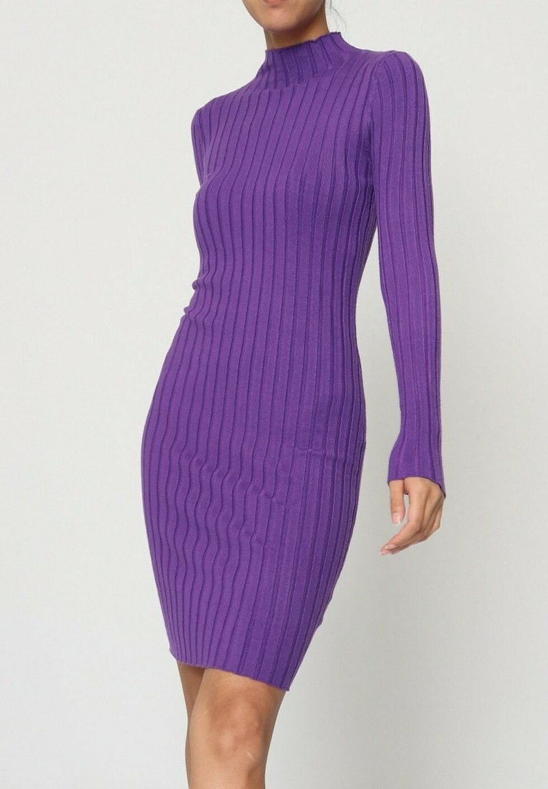 Robe en tricot violet à côtes avec un col haut, des manches longues et une silhouette ajustée, mettant en valeur la texture et les contours.