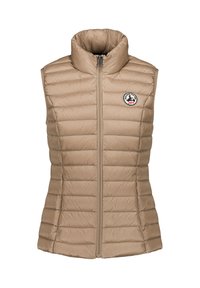 Beige gewatteerd mouwloos vest met hoge kraag, ritssluiting aan de voorkant, zijzakken en ronde logopatch op de linkerborst.