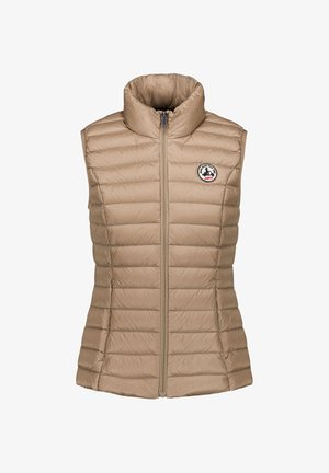 Gilet senza maniche trapuntato beige con collo alto, cerniera frontale, tasche laterali e patch con logo rotondo sul petto sinistro.