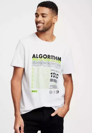 Biała bawełniana koszulka z wyraźnym czarnym i neonowo-zielonym napisem "ALGORITHM" oraz elementami graficznymi. Okrągły dekolt, krótkie rękawy, luźny krój.
