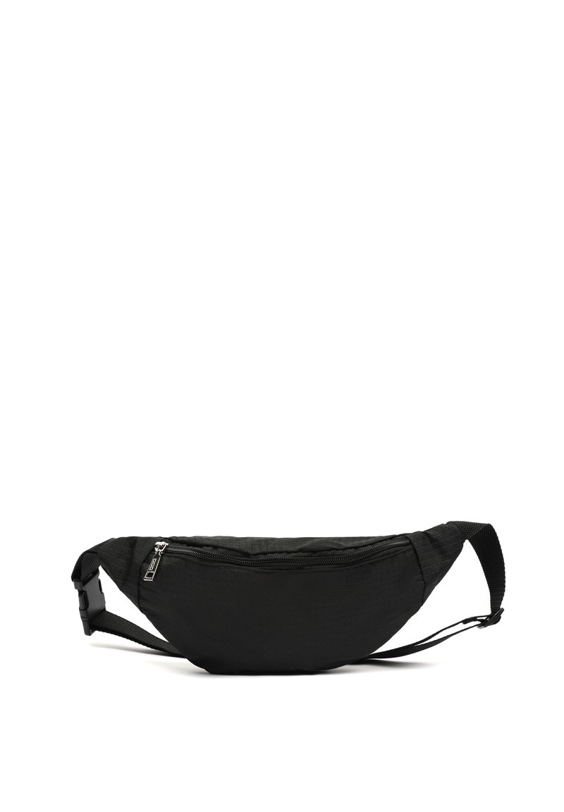 Czarna torba biodrowa o zakrzywionym kształcie, z zamykanym na zamek przedziałem i regulowanym paskiem. Teksturowana zewnętrzna powierzchnia.