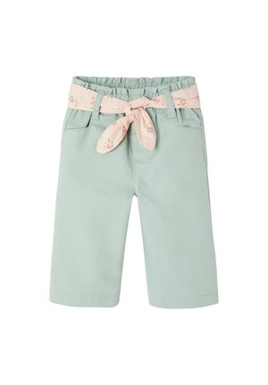 Lichtgroene peuterbroek met elastische taille, voorzakken en een roze stoffen riem met bloemen, vastgeknoopt in een strik aan de voorkant.