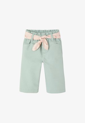 Pantalon pour tout-petit vert clair avec taille élastique, poches à l'avant, et une ceinture en tissu rose à motifs floraux nouée en un nœud à l'avant.
