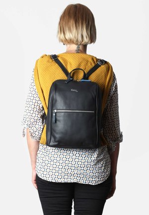 Schwarzer Leder-Rucksack mit einem Reißverschluss-Vordertasche, einem oberen Griff und verstellbaren Schulterriemen. Sauberes, minimalistisches Design.