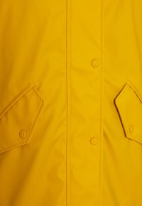 ONLY Petite ONLSALLY RAINCOAT - Casaco impermeável - tawny olive