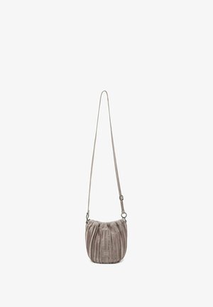 Grijze leren crossbody tas met een gatherdesign, verstelbare schouderband en een klein logo-plaatje aan de voorkant. Glad textuur met ribbel-details.