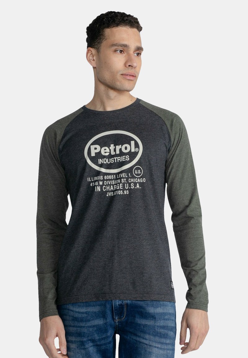 Langærmet raglan t-shirt i mørkegrå og grøn, med et hvidt trykt logo og tekst på fronten. Materiale af bomuldsblanding.