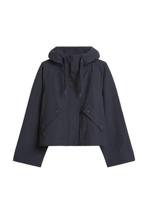 Bijgesneden donkerblauwe jas met capuchon, voorzien van trekkoorden, zijzakken met drukknoopsluitingen en een gladde textuur.