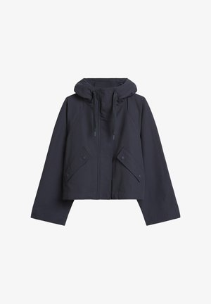 Bijgesneden donkerblauwe jas met capuchon, voorzien van trekkoorden, zijzakken met drukknoopsluitingen en een gladde textuur.