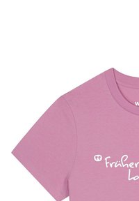 Kurzärmeliges T-Shirt aus weichem, pinkfarbenem Stoff mit rundem Ausschnitt. Mit weißem Drucktext, glatter Textur und lässigem Schnitt.