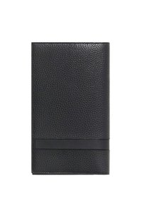 Zwarte, gestructureerde leren notitieboekhoes met een gladde, horizontale leren band vlak bij de onderkant, gesloten en gecentreerd op een witte achtergrond.