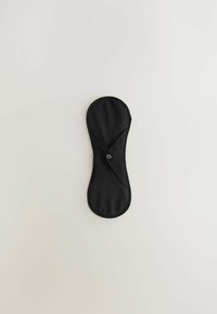 Sort stykke stof med en sømløs, kontureret form. Har en oval central trykknaplukning og en glat tekstur. Ideel til absorbering.